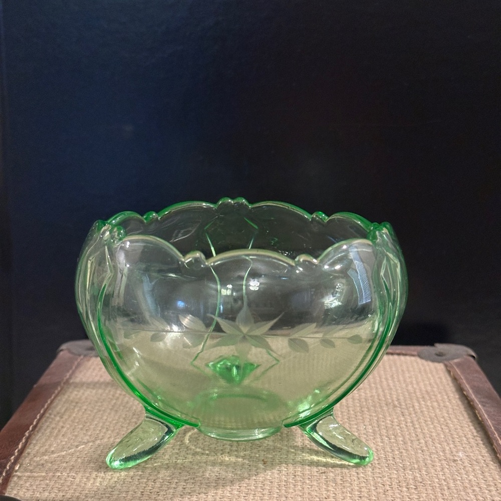 Vtg green uranium footed bowl - Picture 2 of 4